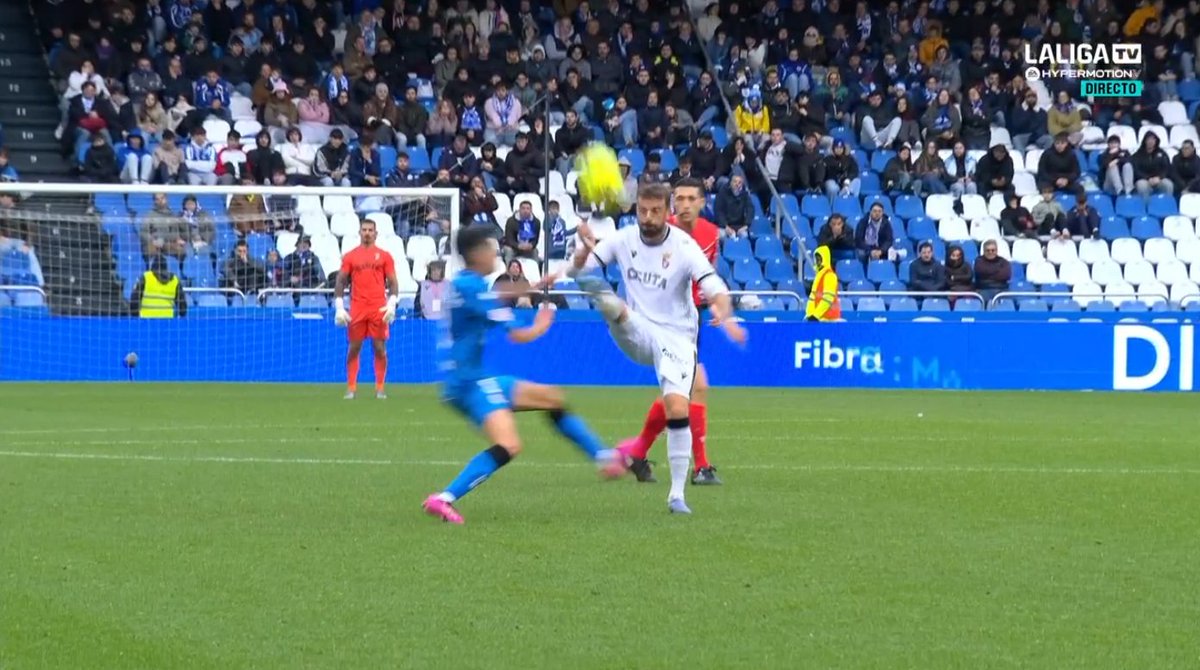 ArchivoVAR's tweet image. 🖥️💥 El VAR se marchó antes de tiempo del Deportivo de la Coruña - Ceuta.

👉🏻 Villares, sin intención ninguna de jugar el balón, deja la plancha en la tibia de Cristian.

❌ 𝗘𝗦 𝗥𝗢𝗝𝗔 𝗗𝗜𝗥𝗘𝗖𝗧𝗔.

▪️ Incomprensible que el VAR se desentendiera por completo de la acción.