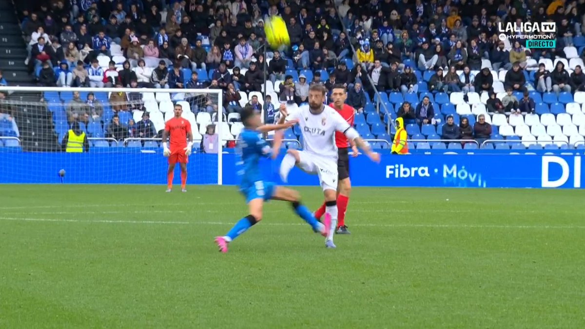 ArchivoVAR's tweet image. 🖥️💥 El VAR se marchó antes de tiempo del Deportivo de la Coruña - Ceuta.

👉🏻 Villares, sin intención ninguna de jugar el balón, deja la plancha en la tibia de Cristian.

❌ 𝗘𝗦 𝗥𝗢𝗝𝗔 𝗗𝗜𝗥𝗘𝗖𝗧𝗔.

▪️ Incomprensible que el VAR se desentendiera por completo de la acción.