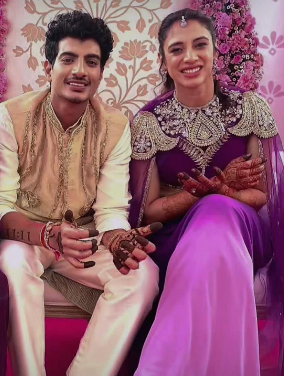 ocjain4's tweet image. नजर मानते हैं ना।

स्मृति ने वर्ल्ड कप हाथों में ऊठाया,साथ ही साथ अचानक से शादी की घोषणा कर दी।

मेहंदी संगीत बीत चुका था,बस फेरे पड़ने थे,अचानक से स्मृति के पिता को हार्ट अटैक आया और शादी पोस्टपोन करनी पड़ गई है।

अब समय आ गया है कि अपनी खुशियां दिखाने की जगह छिपाने की आदत डाल…