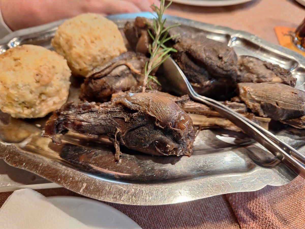 War Essen mit Familie. Rehhaxe :D dazu gabs noch Sößle und Apfelrotkraut.