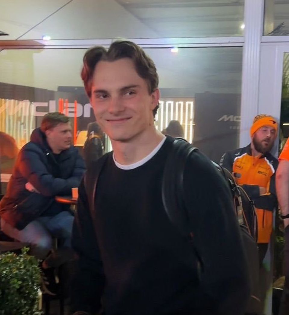 esa es la cara de alguien que odia a mclaren y prefiere que verstappen gane el campeonato si no lo gana él

el enemigo de mi enemigo es mi amigo dijeron por ahi 🤭