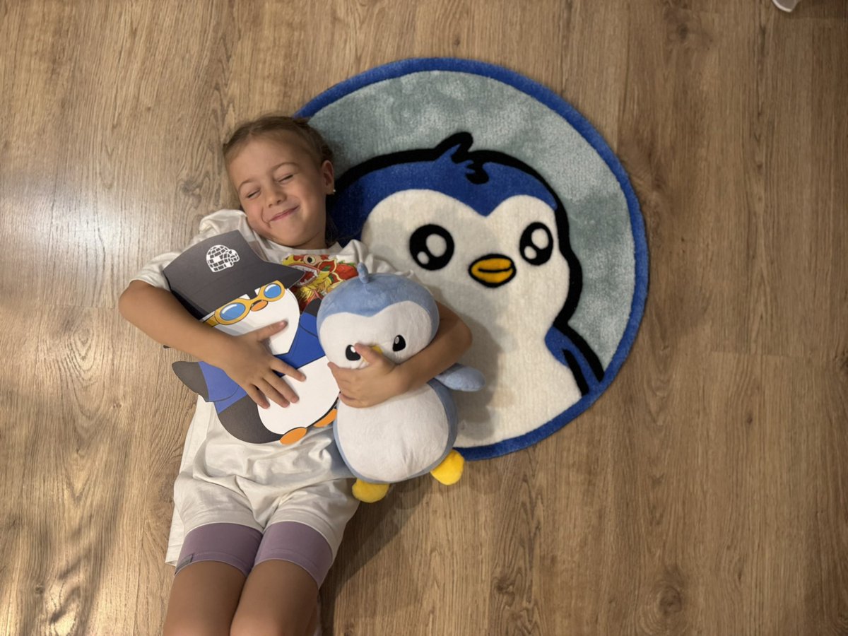 basedPavel's tweet image. Cute Lil with cute Lils.

Appreciate @wagnet__ for magic handmade Pengu carpet. @pudgymalaysia for plush Pengu &amp;amp; @PudgyRussia for my legendary @LilPudgys 🐧