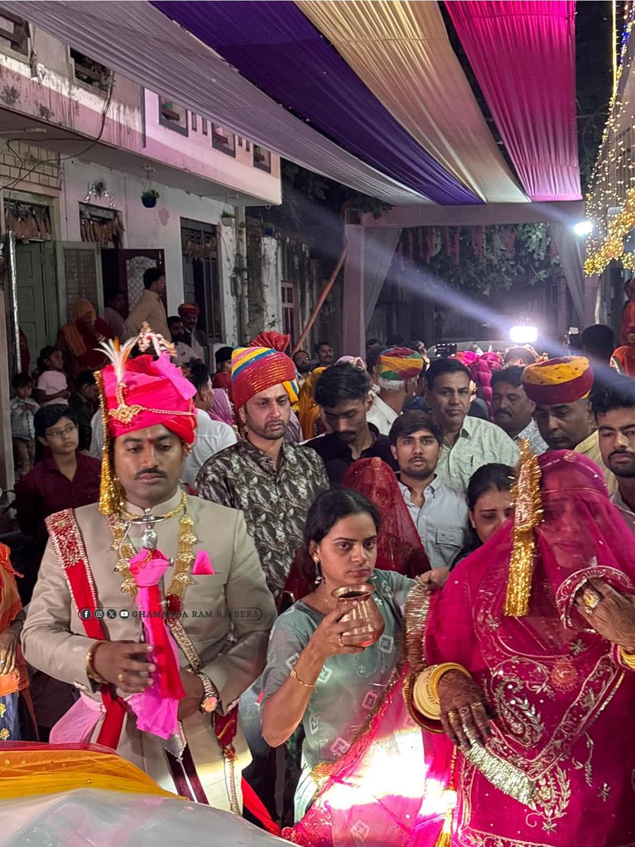 एक वकील और एक नेता… न कोई गार्ड, न कोई आभूषण
और समाज के सभी रीति-रिवाजों के साथ विवाह सम्पन्न

ऐसा सरल और संस्कारी विवाह आजकल बहुत कम देखने को मिलता है।
<a href="/DoliThansingh/">Than Singh Doli</a> <a href="/hanumanbeniwal/">HANUMAN BENIWAL</a>