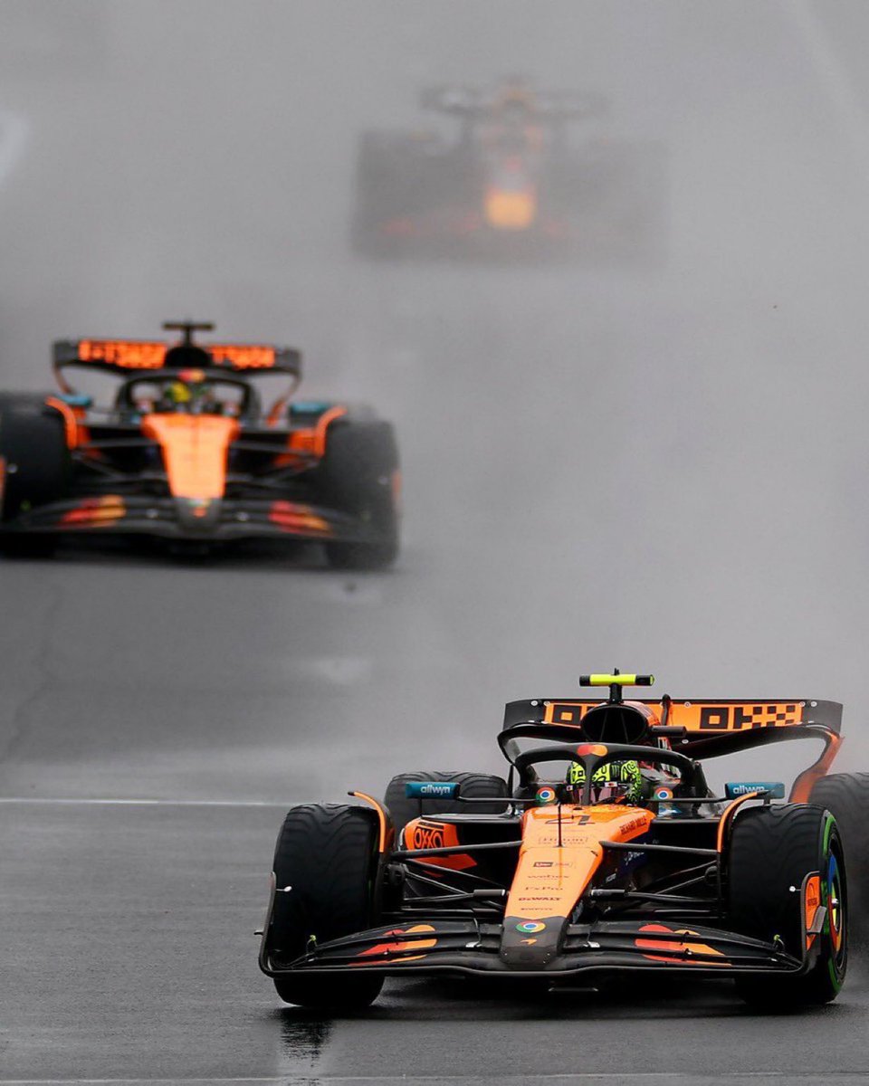 F1JayyUK's tweet image. Genuinely might go down as the most iconic F1 photo of the modern era if Max clinches it.