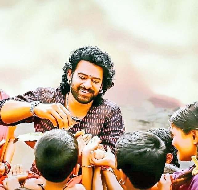 HailPrabhas007's tweet image. &quot;Whatever #Prabhas garu eats, all 120 members of the unit eat the same food. He’s a person with a mother-like heart... truly amma level kindness!&quot; 

~ #TheRajaSaab creative Producer SKN
