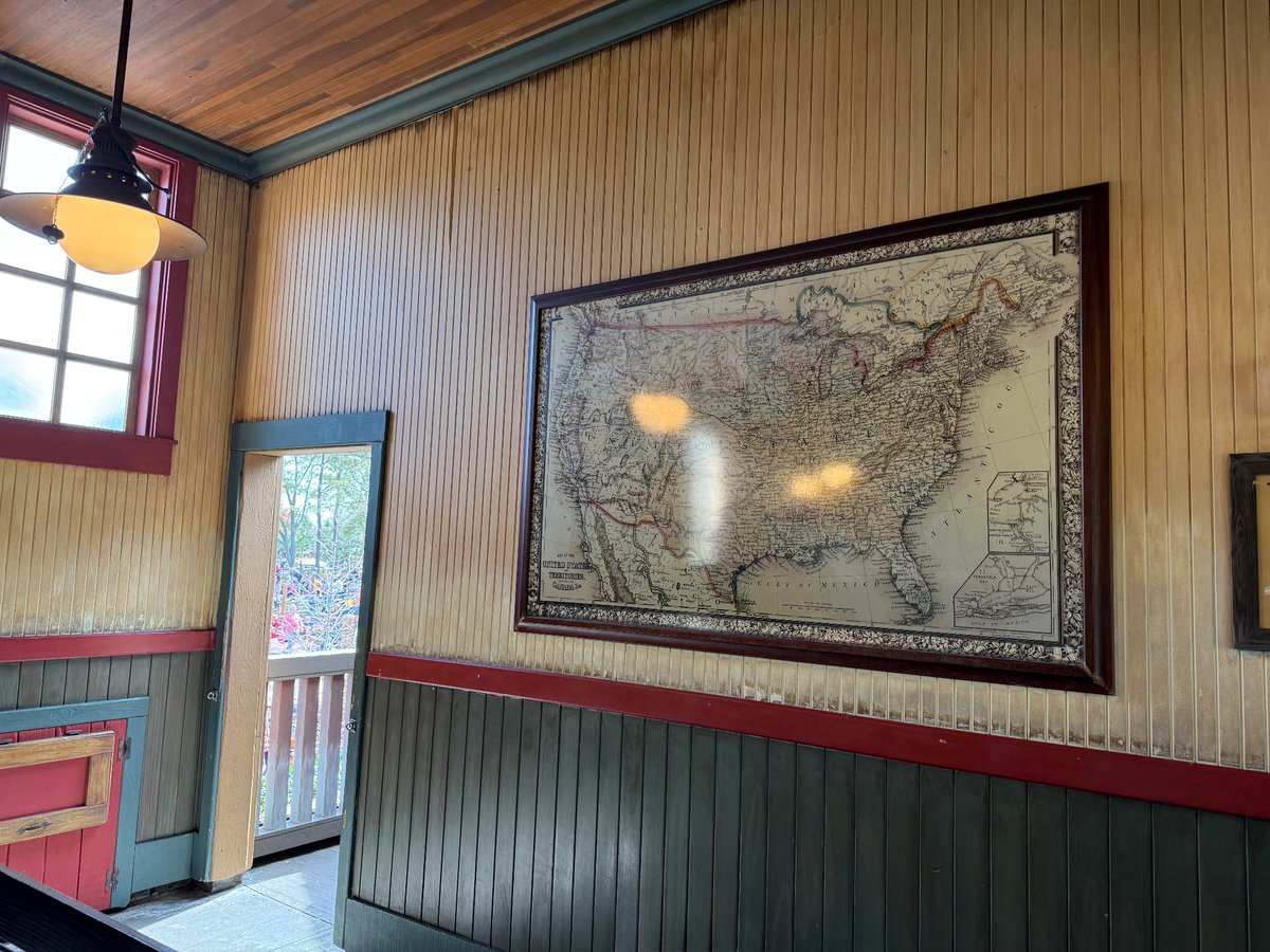 van_more_'s tweet image. I’m surprised Magic Kingdom hasn’t updated this map