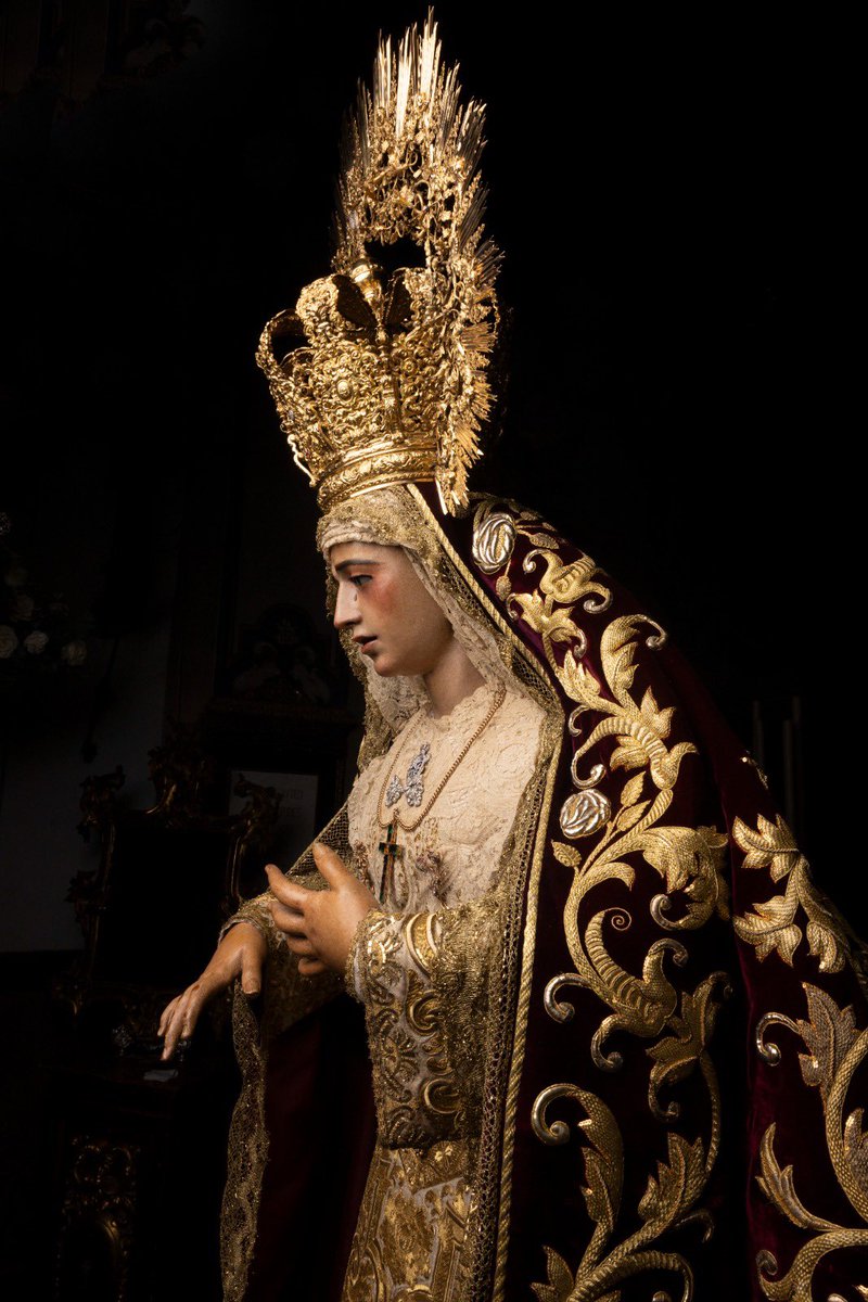 En el aniversario de su Coronación Canónica, el pasado viernes depositamos una ofrenda floral ante María Santísima de la Amargura, la cual se encuentra hasta el día de hoy en Solemne Besamanos. 

Que la Virgen continúe siempre fortaleciendo los lazos que nos unen <a href="/Hdad_Amargura/">Hermandad de la Amargura</a>.