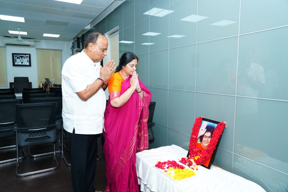 Prashanthi_VPR's tweet image. మానవత్వానికి చిరునామా భగవాన్ శ్రీ సత్యసాయి బాబా.

భగవాన్ శ్రీ సత్యసాయి బోధనలు దేశ, విదేశాల్లోని లక్షలాది మందికి సన్మార్గం చూపాయన్నారు వేమిరెడ్డి దంపతులు. 

భగవాన్ శ్రీ సత్యసాయి బాబా గారి శత జయంతిని పురస్కరించుకొని నెల్లూరు నగరం మాగుంట లేఔట్ లోని వారి నివాసంలో ఎంపి వేమిరెడ్డి…