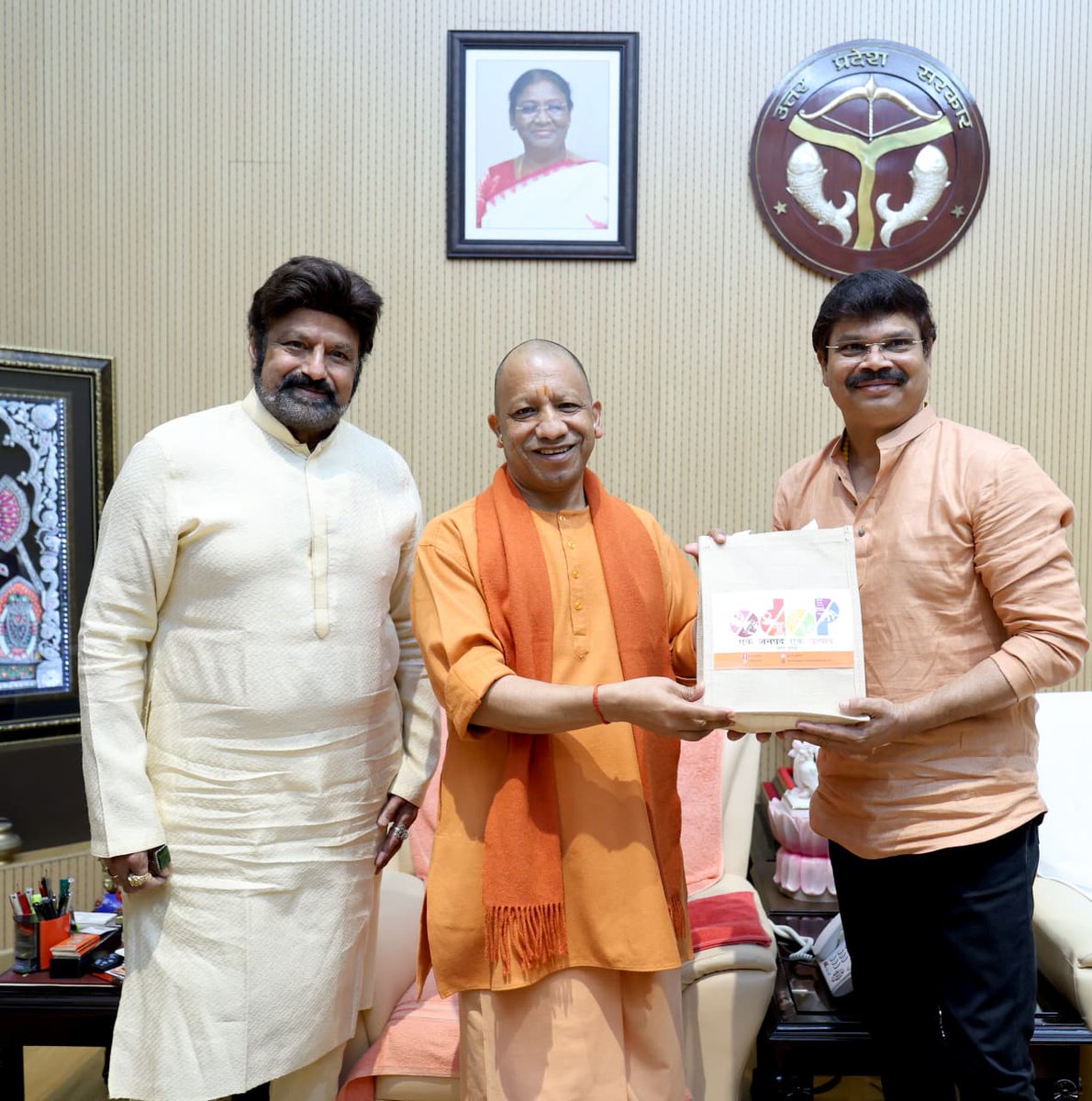 14ReelsPlus's tweet image. Team #Akhanda2 met Hon’ble Chief Minister of Uttar Pradesh, Shri @myogiadityanath Ji, presented AKHANDA TRISHUL and took his blessings ❤‍🔥

Thank you sir, for giving your valuable time and meeting us amidst your busy schedule. 

#Akhanda2 in cinemas worldwide on December 5th.…