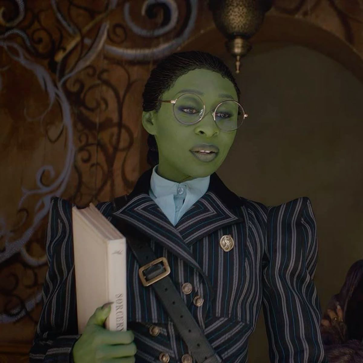 Rebel0fReality's tweet image. I like the book’s adaptation of Dorothy way way more. In there she literally begged for Elphaba’s forgiveness for taking her sister’s shoes and even said that she didn’t want to kill her like the Wizard commanded her to.

It was this kindness that Elphaba hadn’t experienced in so…