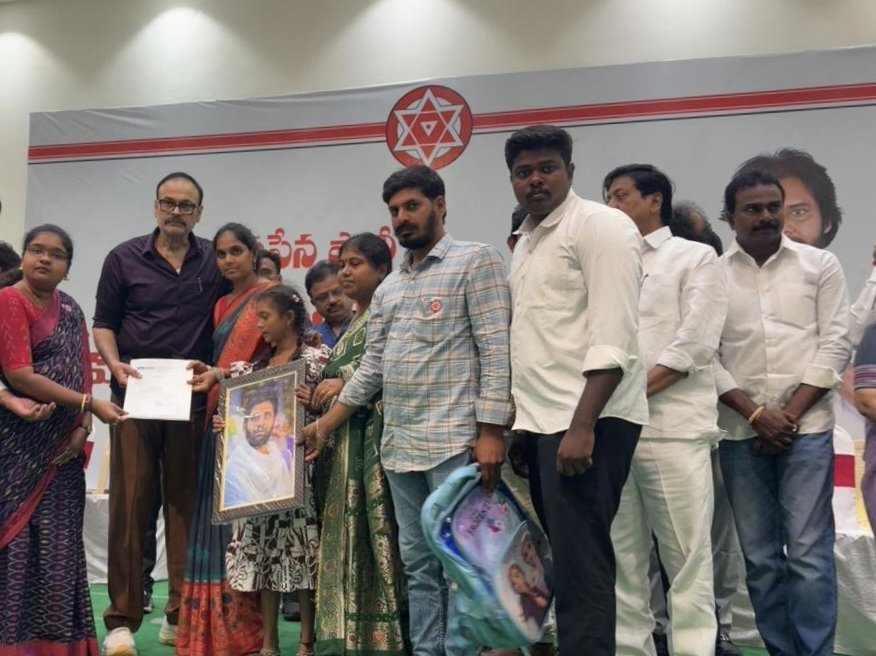 Drghantasalavl's tweet image. ప్రమాదవశాత్తూ ప్రాణాలు కోల్పోయిన 220 మంది క్రియాశీలక జనసైనికుల కుటుంబాలకు ఓక్కక్కరికి ₹5 లక్షల చొప్పున చెక్కులను @JanaSenaParty అధినేత @PawanKalyan గారి తరపున పార్టీ ప్రధాన కార్యదర్శి @NagaBabuOffl గారు అందజేయడం   జరిగింది.ఈ కార్యక్రమంలో పాల్గొనడం జరిగింది.

#JSPActiveMembership