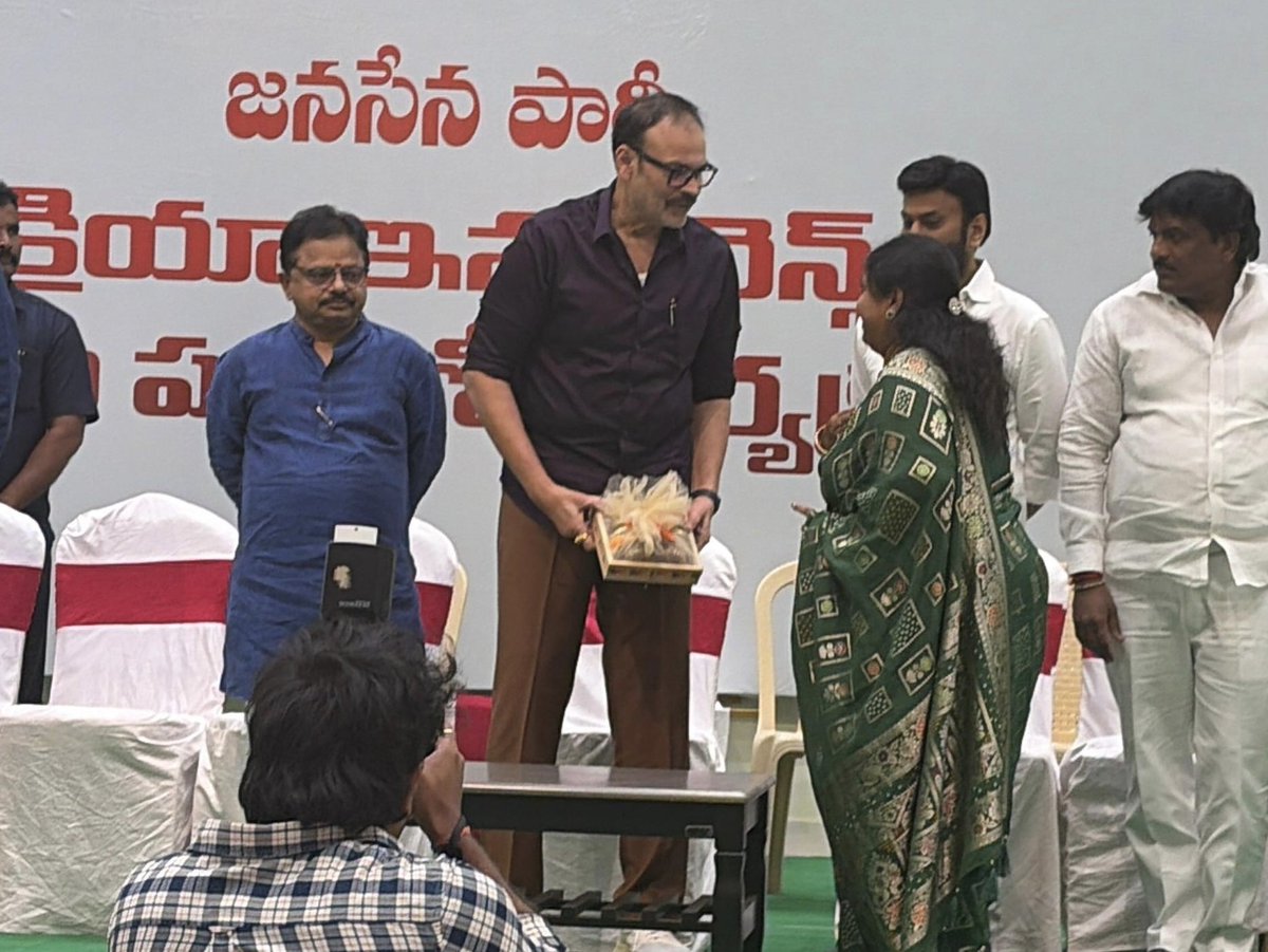 Drghantasalavl's tweet image. ప్రమాదవశాత్తూ ప్రాణాలు కోల్పోయిన 220 మంది క్రియాశీలక జనసైనికుల కుటుంబాలకు ఓక్కక్కరికి ₹5 లక్షల చొప్పున చెక్కులను @JanaSenaParty అధినేత @PawanKalyan గారి తరపున పార్టీ ప్రధాన కార్యదర్శి @NagaBabuOffl గారు అందజేయడం   జరిగింది.ఈ కార్యక్రమంలో పాల్గొనడం జరిగింది.

#JSPActiveMembership