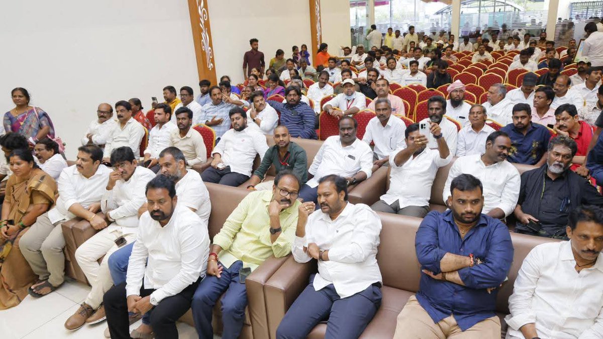 Drghantasalavl's tweet image. ప్రమాదవశాత్తూ ప్రాణాలు కోల్పోయిన 220 మంది క్రియాశీలక జనసైనికుల కుటుంబాలకు ఓక్కక్కరికి ₹5 లక్షల చొప్పున చెక్కులను @JanaSenaParty అధినేత @PawanKalyan గారి తరపున పార్టీ ప్రధాన కార్యదర్శి @NagaBabuOffl గారు అందజేయడం   జరిగింది.ఈ కార్యక్రమంలో పాల్గొనడం జరిగింది.

#JSPActiveMembership