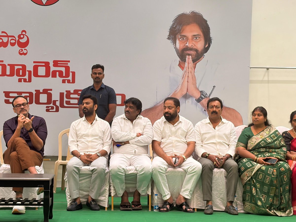 Drghantasalavl's tweet image. ప్రమాదవశాత్తూ ప్రాణాలు కోల్పోయిన 220 మంది క్రియాశీలక జనసైనికుల కుటుంబాలకు ఓక్కక్కరికి ₹5 లక్షల చొప్పున చెక్కులను @JanaSenaParty అధినేత @PawanKalyan గారి తరపున పార్టీ ప్రధాన కార్యదర్శి @NagaBabuOffl గారు అందజేయడం   జరిగింది.ఈ కార్యక్రమంలో పాల్గొనడం జరిగింది.

#JSPActiveMembership