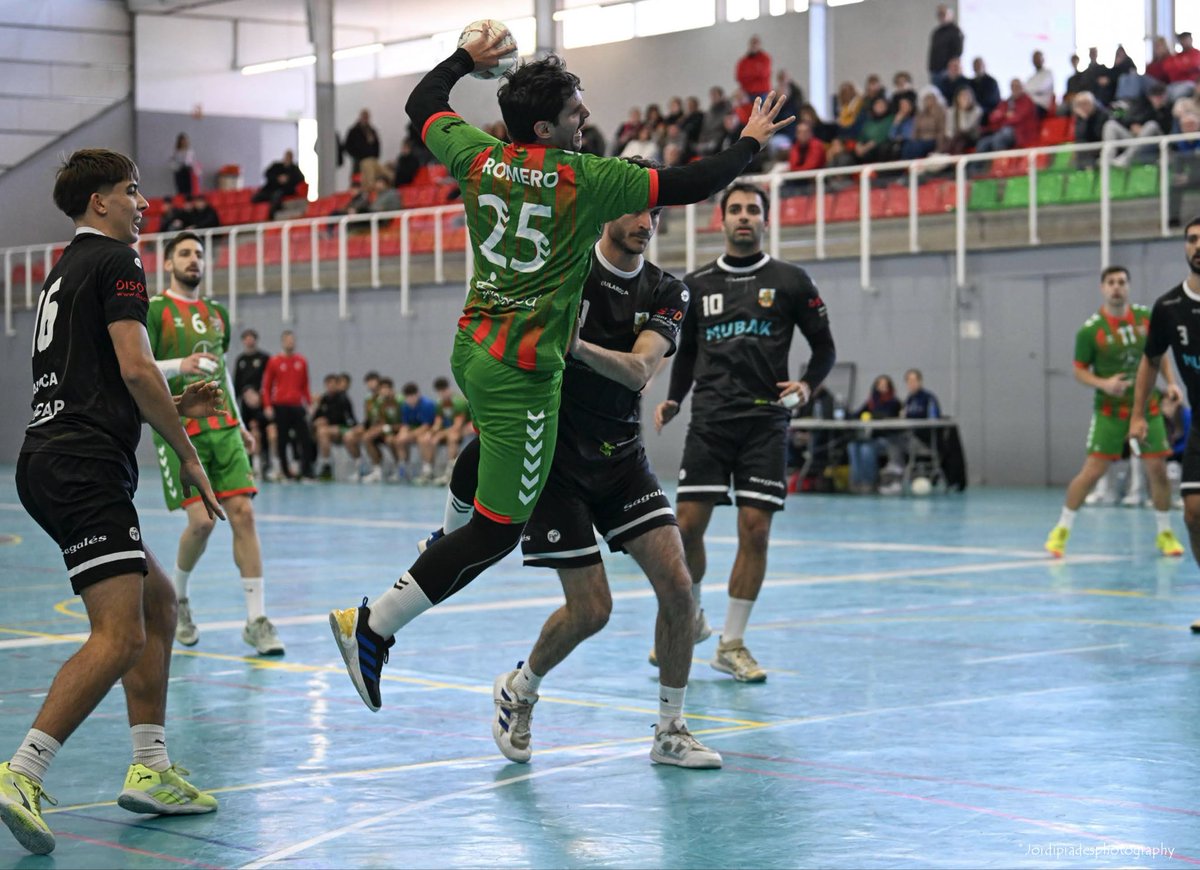 🎙️ Derrota del Sènior Masculí (27 a 28) davant la <a href="/bmlaroca/">BMLAROCA</a> en un partit intens i molt disputat fins els últims segons. 

📝 Crònica: handbolsantquirze.cat/derrota-per-la…
📸 <a href="/jprades68/">Jordi Prades</a>