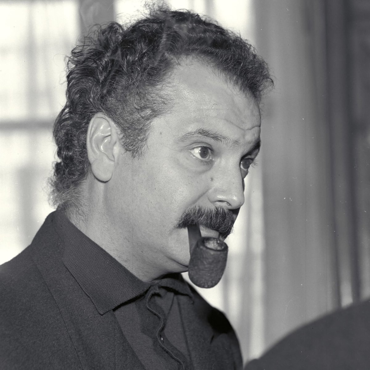 "Je ne sais s'il y a plus d'imbéciles qu'avant, mais j'ai l'impression qu'ils se manifestent davantage, qu'on leur demande leur avis plus souvent qu'autrefois. (...) Ils en usent et en abusent."
Georges Brassens, Le temps ne fait rien à l'affaire (Quand on est con, on est con