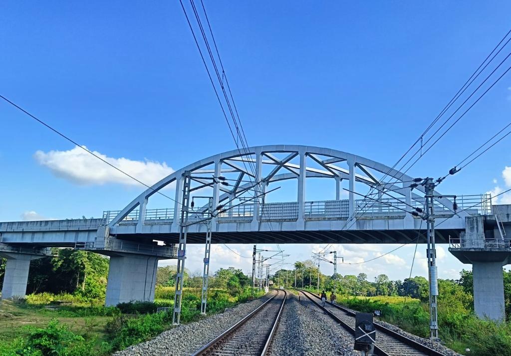 A Road Over Bridge (ROB) connecting Raha (NH-27) to Chaparmukh Junction, Assam and further to West Karbi Anglong has been inaugurated, ensuring uninterrupted Rail-road traffic.

#RailInfra4NorthEast
