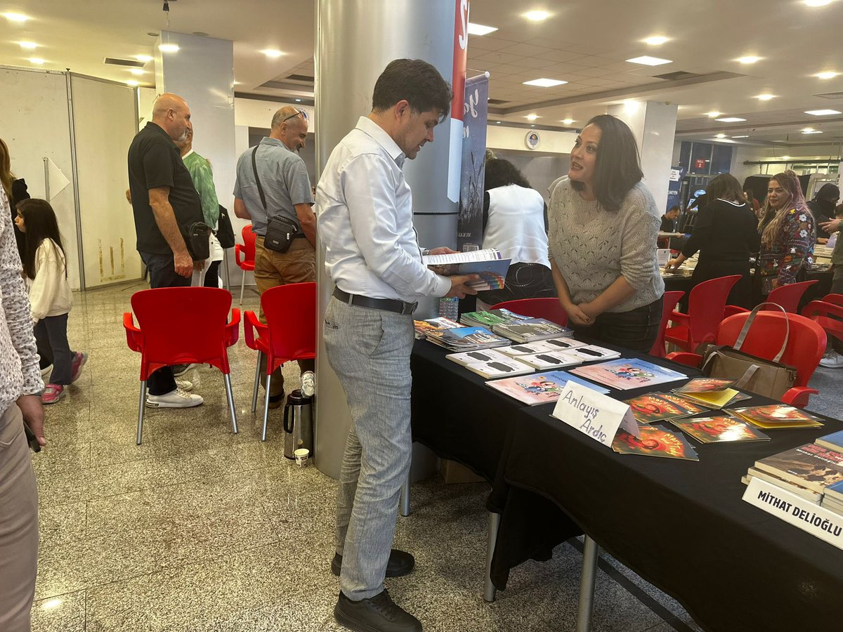 İl Millî Eğitim Müdürü Muhammed Özdemirci, bu yıl 10.'su düzenlenen 
📍CNR Kitap Fuarı'nda, İl Millî Eğitim Müdürlüğümüze ait standı ziyaret ederek, yazarlık yönüyle öne çıkan öğretmenlerimizle bir araya geldi. 📚✍️

🔗 meb.ai/Q8fkCG

<a href="/tcmeb/">Millî Eğitim Bakanlığı</a> 
<a href="/Yusuf__Tekin/">Yusuf Tekin</a>