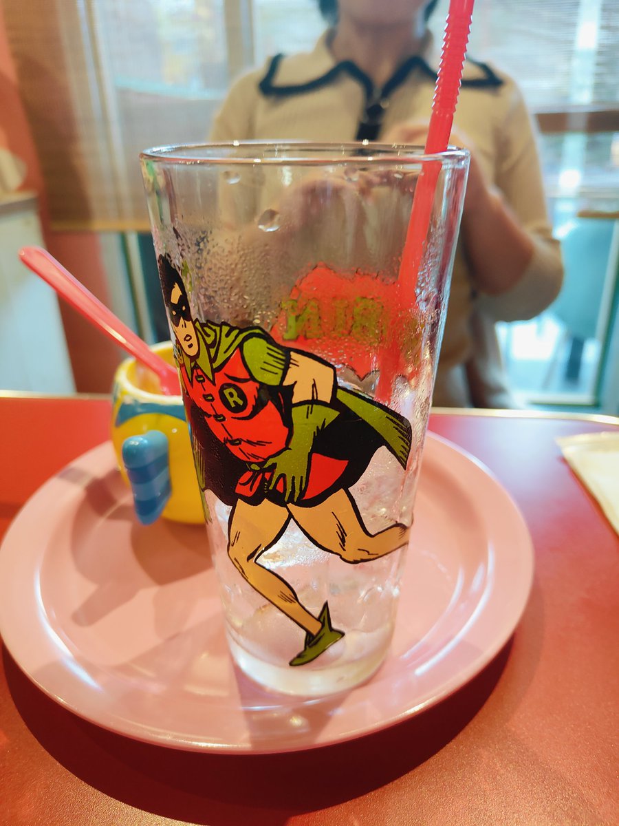 この #ロビン とかいう若者…パンツ履いてないの？それとも #ホットパンツ なの？ #ベージュのタイツ なの？ #映え な店で妙な事が気になった49歳 #悩めるお年頃 。