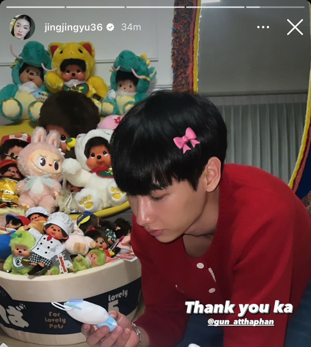 cloudlikeivy's tweet image. No other than Gun Atthaphan!!! Certified monchichi lover since day one 🥰
He have bunch of monchichi collection in his home! @AtthaphanP

#กันอรรถพันธ์
#GunAtthaphan