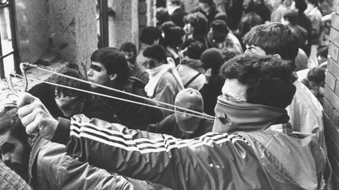 outsidersesp's tweet image. La batalla de Euskalduna (1985)

Este documental permite revivir aquellos momentos a través de imágenes impactantes y testimonios conmovedores. La brutal represión policial, la solidaridad del pueblo bilbaíno, la tensión en las asambleas y la tristeza por las pérdidas sufridas,…