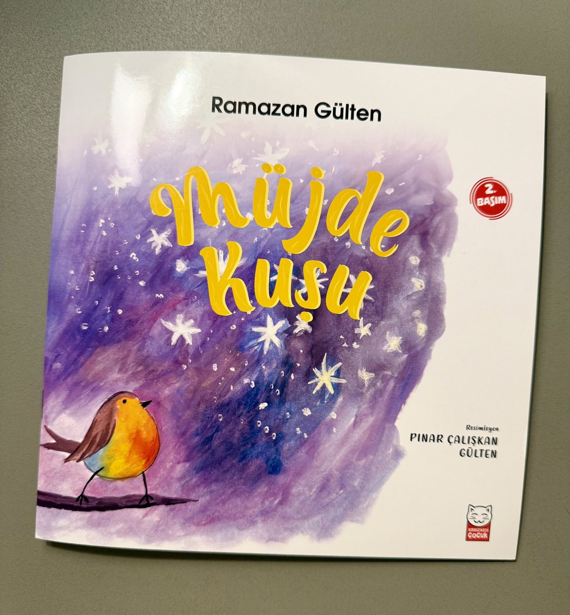 Aylardır Silivri’de tutuklu bulunan İBB bürokratımız Ramazan Gülten’in kendisi cezaevindeyken doğan evladı Maya’ya yazdığı masal kitabı “Müjde Kuşu”.
Silivri’de gördüğüm en güler yüzlü insanlardan biridir Ramazan Bey.
Masalda geçtiği gibi “yüreği sevgi dolu bir insan” olduğu çok