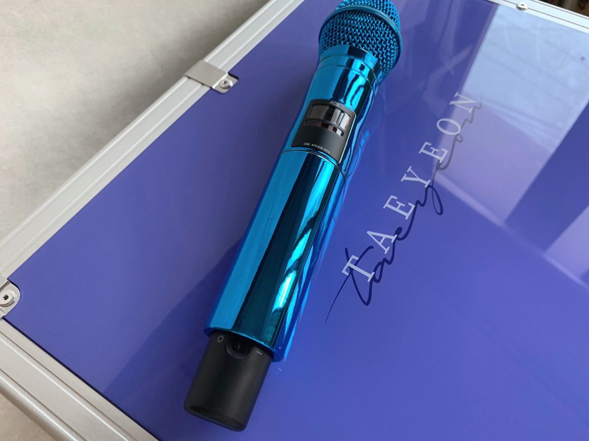 daisyjty's tweet photo. fans: giving mics as gift for taeyeon 

taeyeon: giving back her songs in a mic as gift for fans 🥺 https://t.co/SvaL8tDDDL