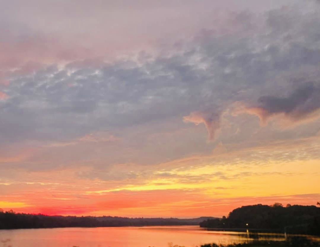 JoshFitzWx's tweet image. A colorful dawn breaking over the Ohio River Valley.