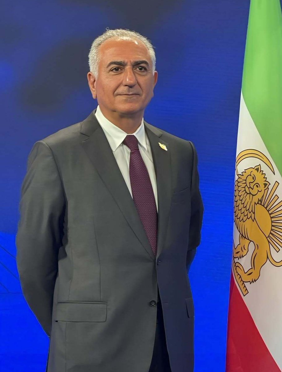 Mosolchi's tweet image. امروز رضاشاه دوم روسفید تاریخ شد
هیچ ربات اسرائیلی در کار نبود
مردم از قلب ایران این مرد رو حمایت میکنند 💙
#جاویدشاه