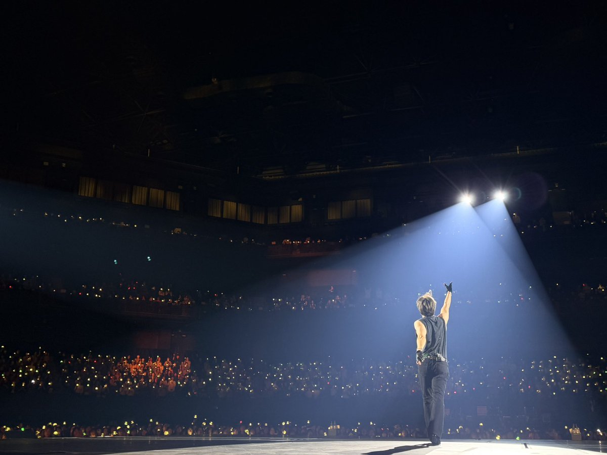 bornfreeonekiss's tweet photo. この時はズボン破けてないかったのにな🤔 https://t.co/ejdXGnwjE9