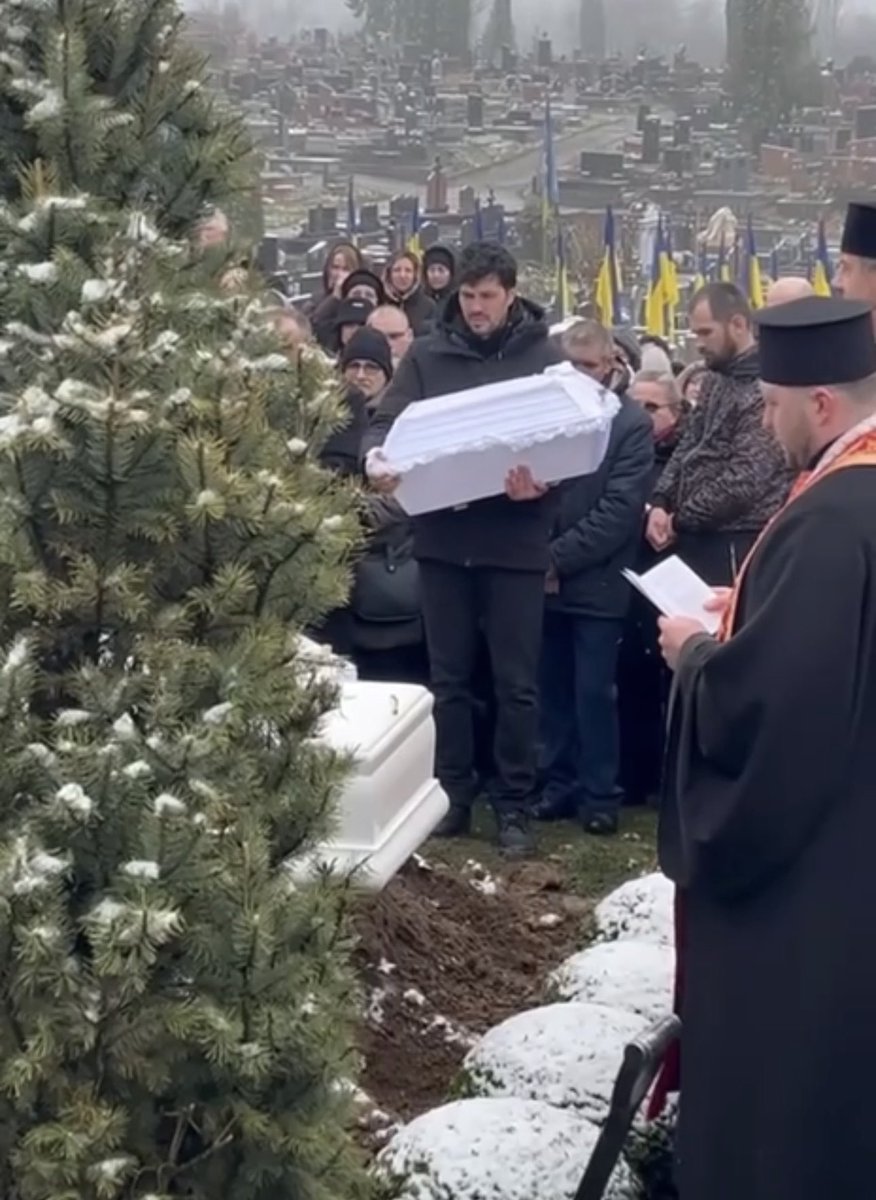 AndriySadovyi's tweet image. Тернопіль💔
Кадр, де батько гойдає на руках труну свого немовляти, — один із найтяжчих, які я бачив у житті.
Здається, що гірше бути не може. Але війна знову показує, що ми маємо справу не з людьми.
Світла пам’ять маленькому ангелу🕯️