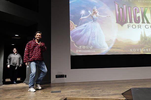 Jonathan Bailey Hourly (@jbaileyhourly) on Twitter photo 