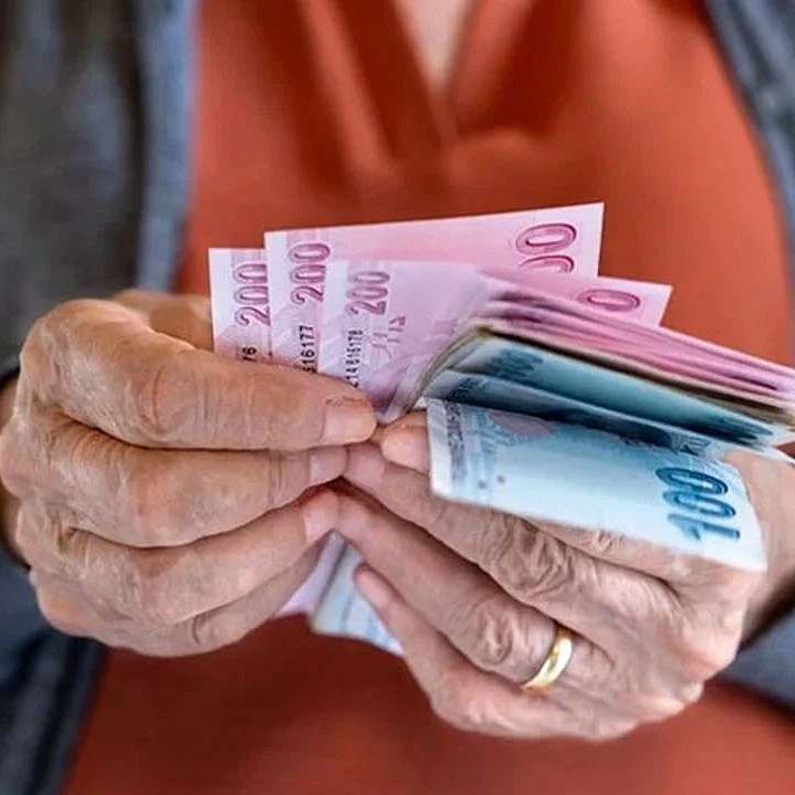 gusholderhaber's tweet image. SGK Başkanı Raci Kaya:

“Düşük maaşın nedeni emeklilerin ölmemesi” (Sözcü)

“Eskiden 50 yaşında ölüyorduk. Bugün emekli 3 milyon arttı. 78’ine kadar aylık alıyorlar”