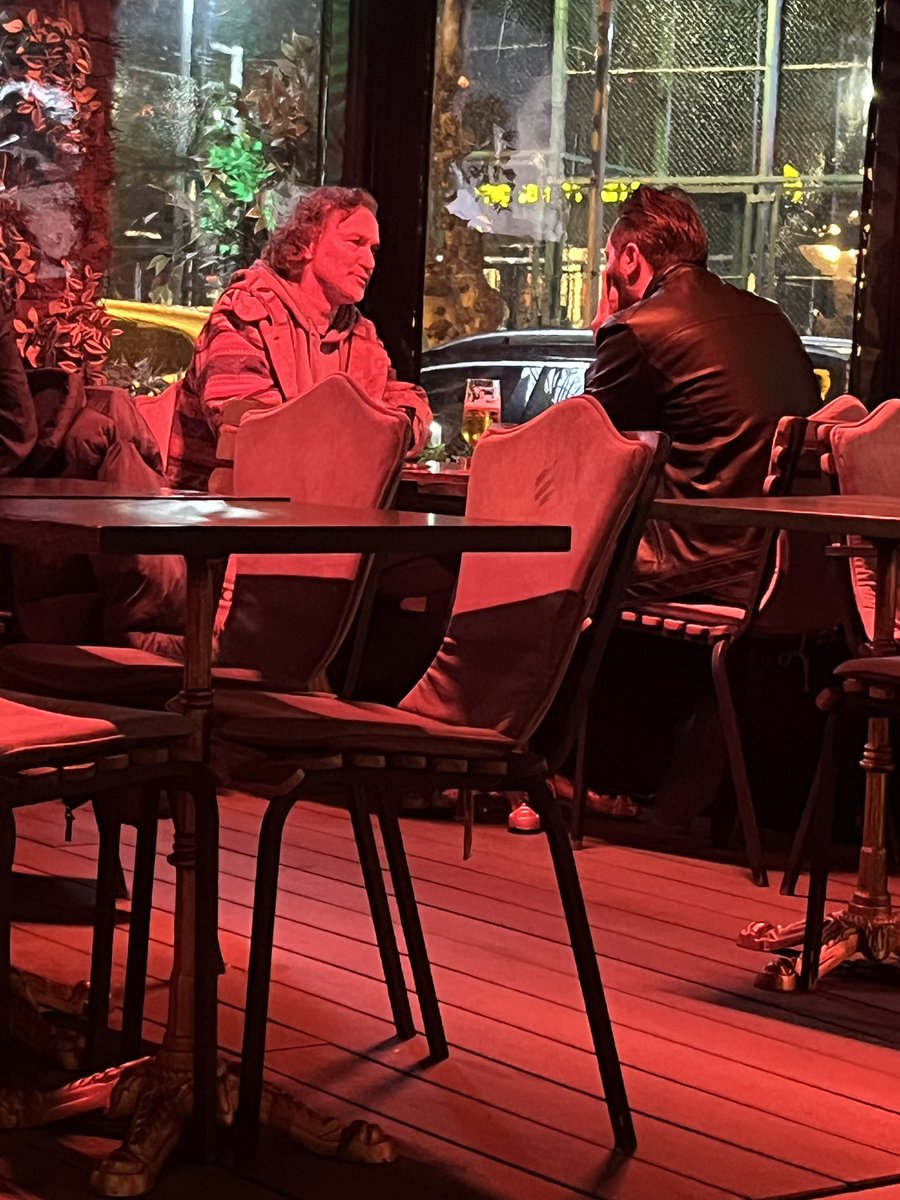 bu tweetin üstüne ulviyle aynı mekanda oturma şokum