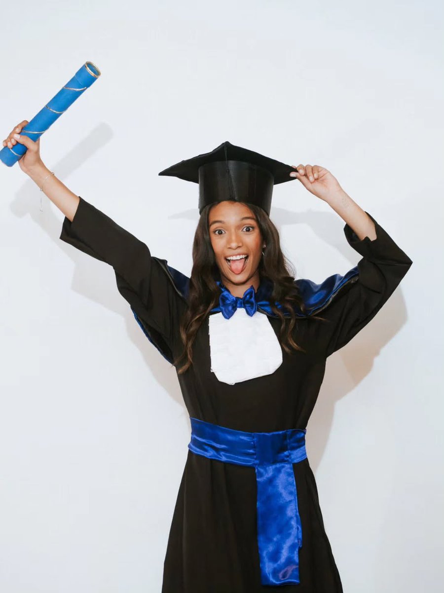 supportrayssa's tweet image. Enfim, formada! 🎓✨

📸 | rayssalealsk8 em seu insta feed.