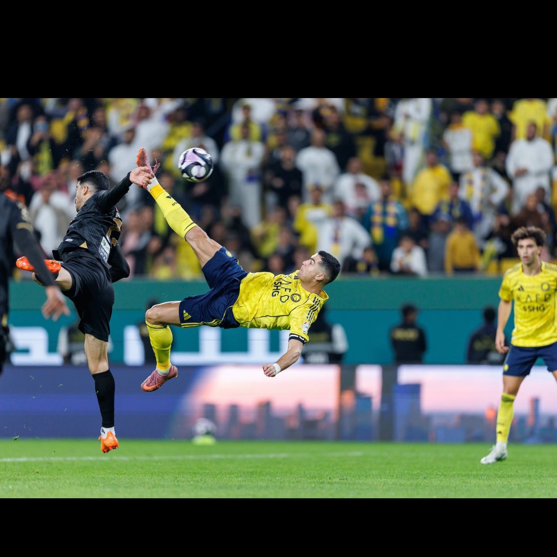 عدو الجاذبية يسدد مقصية ويحسم القضية 💛💙