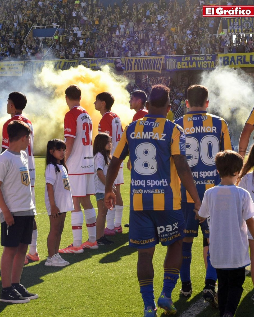 elgraficoweb's tweet image. 📸 Una imagen que quedará marcada en la historia del fútbol argentino: el pasillo de espaldas de Estudiantes a Rosario Central.

ℹ️ Fotobaires