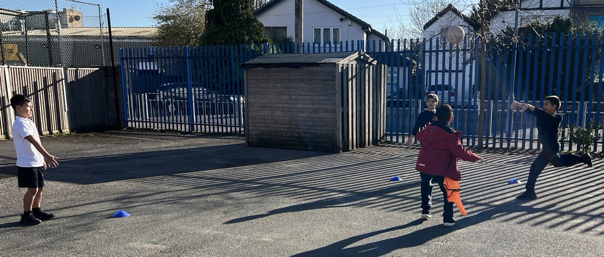 Hillingdon_PS's tweet image. The weather may have turned but Year 3 have been enjoying their PE netball lessons outside in blue skies and sunshine! #sunshine #blueskies #netballers @ElliotSchools