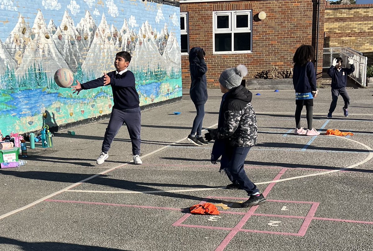 Hillingdon_PS's tweet image. The weather may have turned but Year 3 have been enjoying their PE netball lessons outside in blue skies and sunshine! #sunshine #blueskies #netballers @ElliotSchools