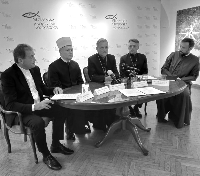 Na levi nemški škof Clemens August von Galen* v času vojne, na desni njegovi duhovni dediči l. 2025, ki jim gre nocoj izreči zahvalo.

* l. 1941 se je s svojim pogumnim pridiganjem in zgledom zoperstavil Hitlerjevemu projektu Aktion T4 za evtanaziranje bolnih