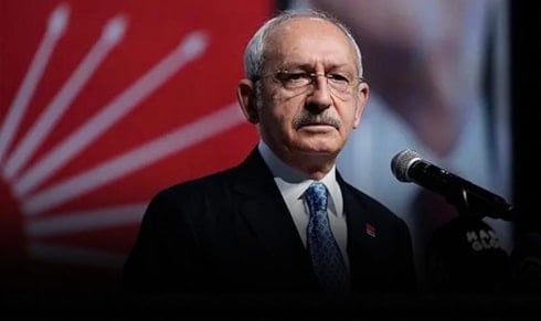 Kılıçdaroğlu, sen gittiğin günden beri CHP birinci parti.
İlk seçimde de iktidar.
Demek ki neymiş, sen bu partinin başına gelmiş geçmiş en büyük felakettin.
Derhal istifa et partiden akp ye katıl.