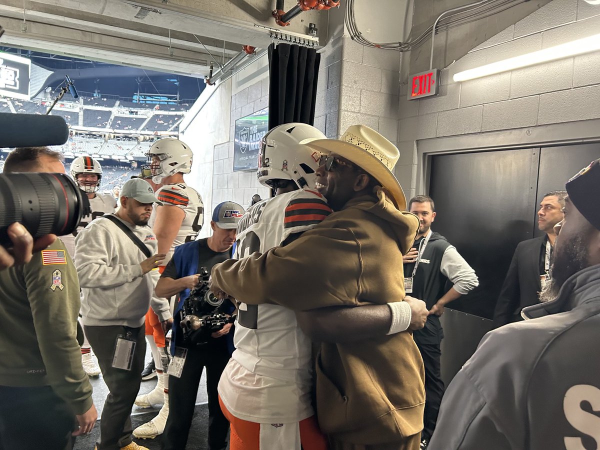 BrianHowell33's tweet image. Pregame hug between Shedeur and Coach Prime #cubuffs