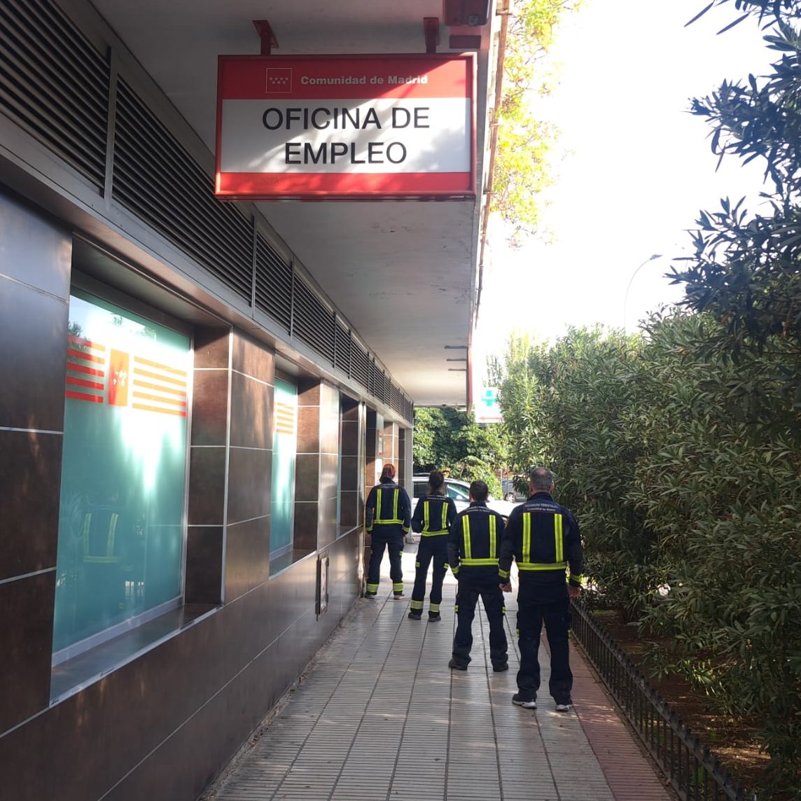 4/6
Cuarta imagen, misma injusticia.
Distinta oficina, mismos protagonistas: empleados públicos con plaza que no pueden trabajar.
¿Hasta cuándo permitiremos esta farsa de la administración?