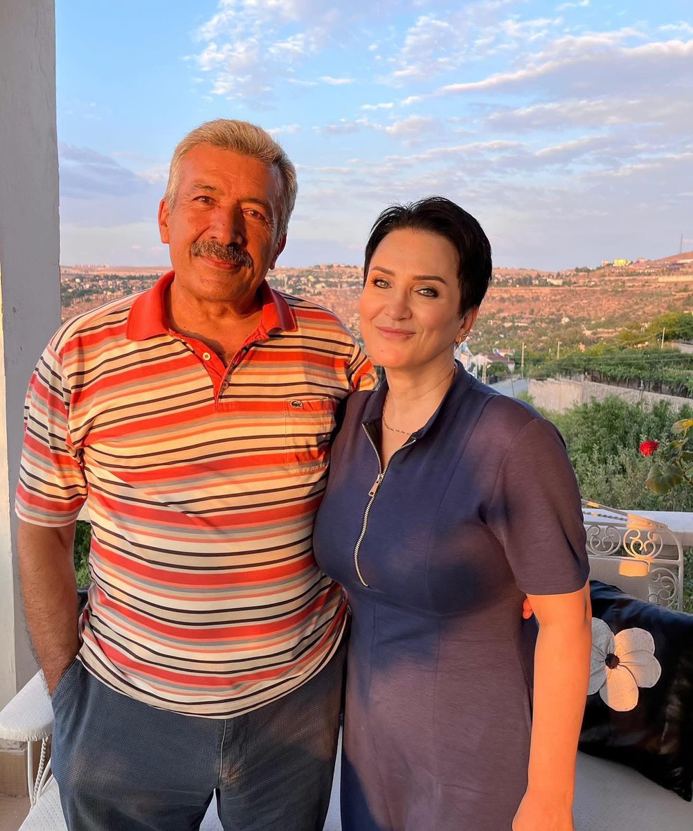 Mehtap_Altan's tweet image. Öğretmek; öksüren insanlığın soluğuna şifa işlemeli mendiller armağan etmektir…

Evet, o benim kahramanım! İçimdeki suskun ırmakları kitapların sadık soluğuna salıp; cümlelerin avlusunda biriktirenim... İnanan yanım ile sabır yanımın kıyısına cesur kırlangıçlar salanım. Ve…