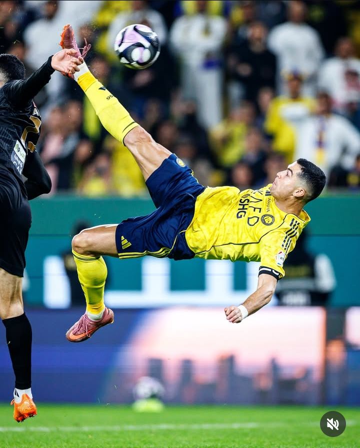 UTD_Olaa's tweet image. Still delivering bicycle kicks at 41.......He&apos;s just impossible, he&apos;s my GOAT  and u can&apos;t change my mind for real💯💯💯🐐