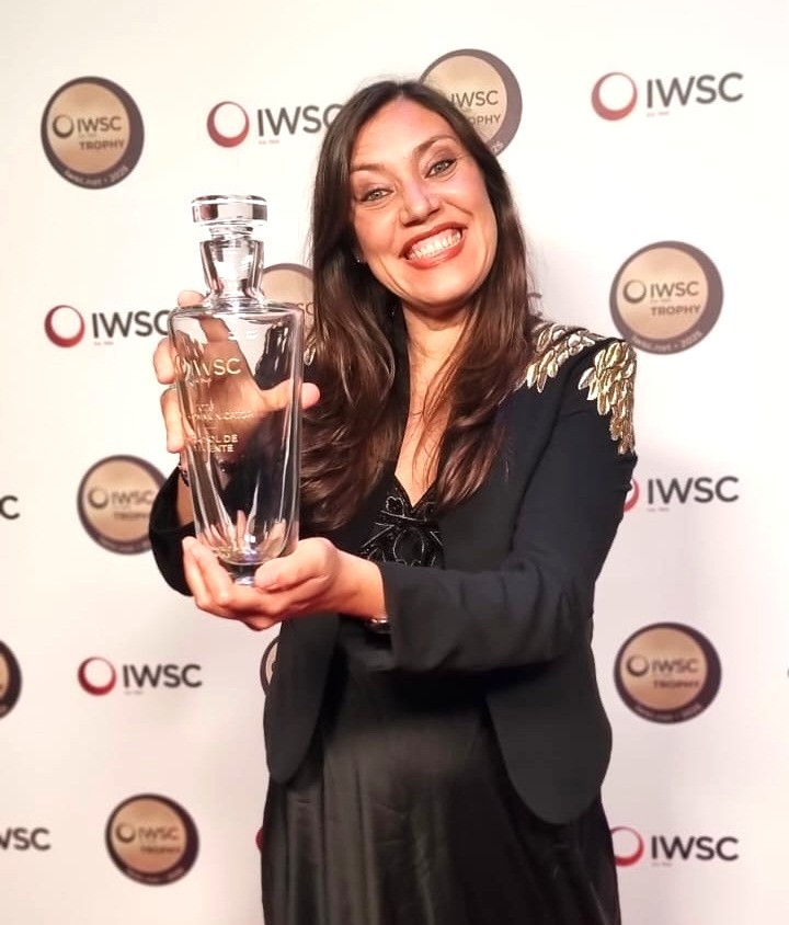 ¡Histórico! Marisol de la Fuente, sommelier argentina, se convirtió en la primera hispanohablante en ganar el premio Wine Communicator of the Year de la IWSC. ¡Un reconocimiento global que demuestra el poder de contar el vino con pasión y cercanía! 🍷🌍
vinosypasiones.com/2025/11/23/mar…