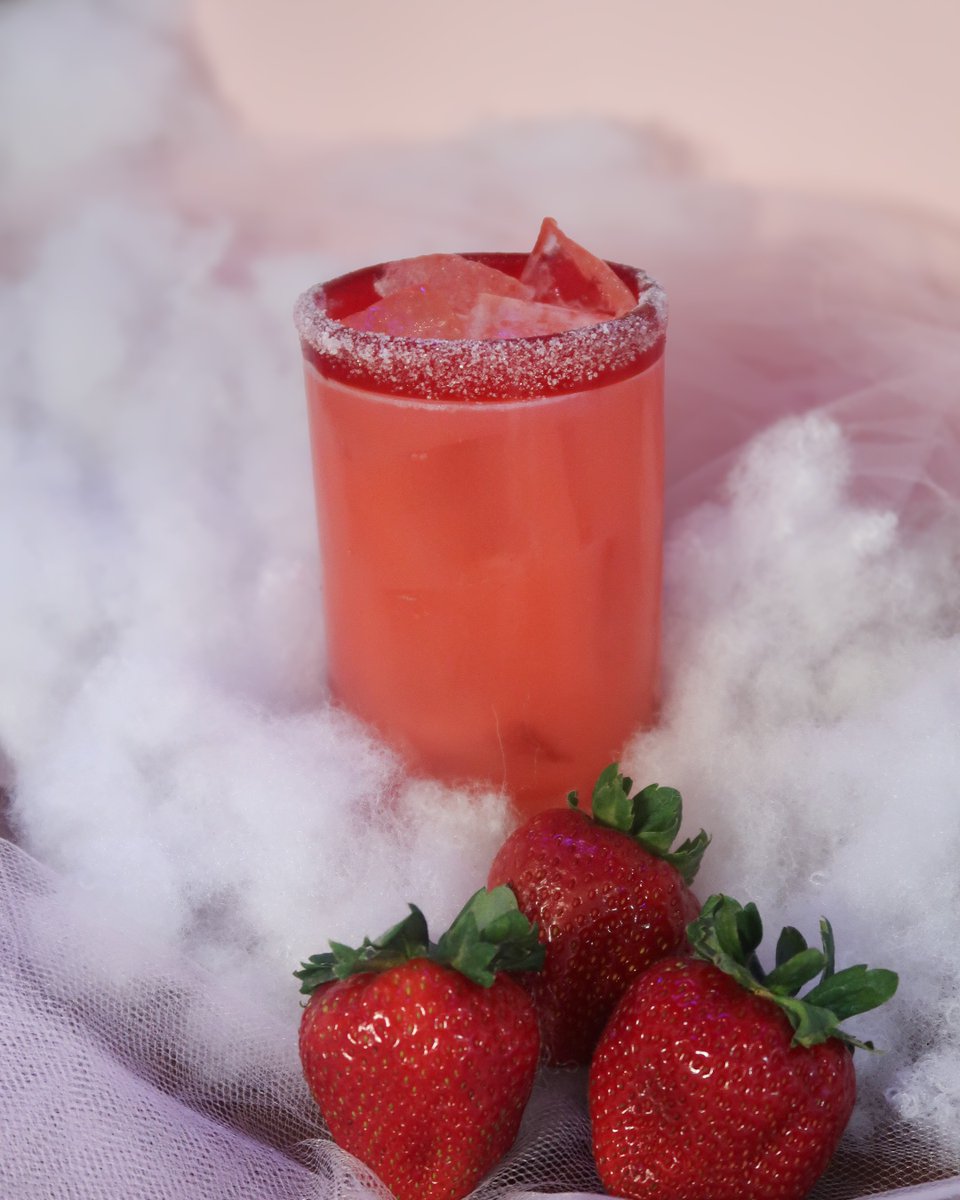 Our new pink skies drink will transport you to a dreamy oasis of fruity goodness ☁️Try it today!