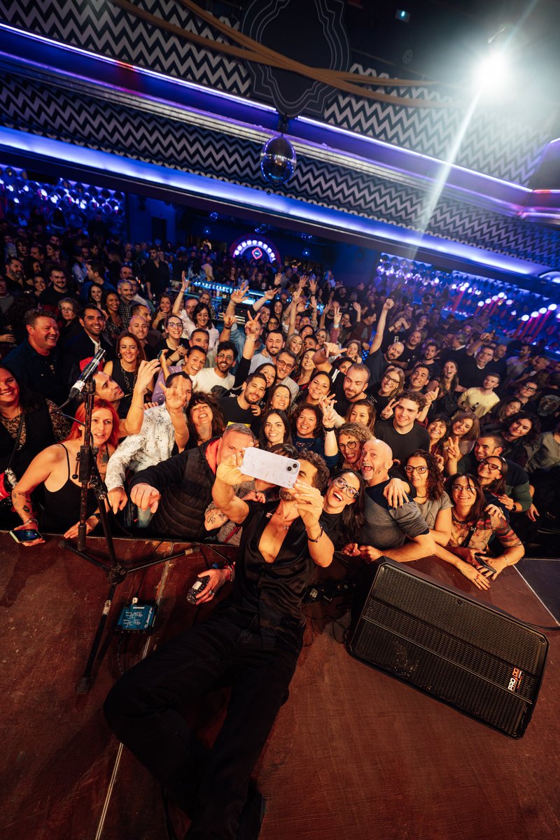 Segunda gran noche en Granada! Qué honrados nos sentimos de recibir tanto cariño y celebrar juntos esta década de sentimientos y sueños compartidos 🤍 Granada, GRACIAS por dos noches que no olvidaremos…

📸 Antonio Castilla