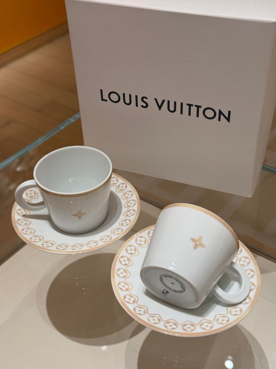Mary_65af's tweet photo. I bought a pair of LV coffee mugs today, turning my everyday tea drinking into a small ritual. Life doesn't have to be luxurious, but it must be gentle, refined, and treated with care. https://t.co/3hL6L0Id6b