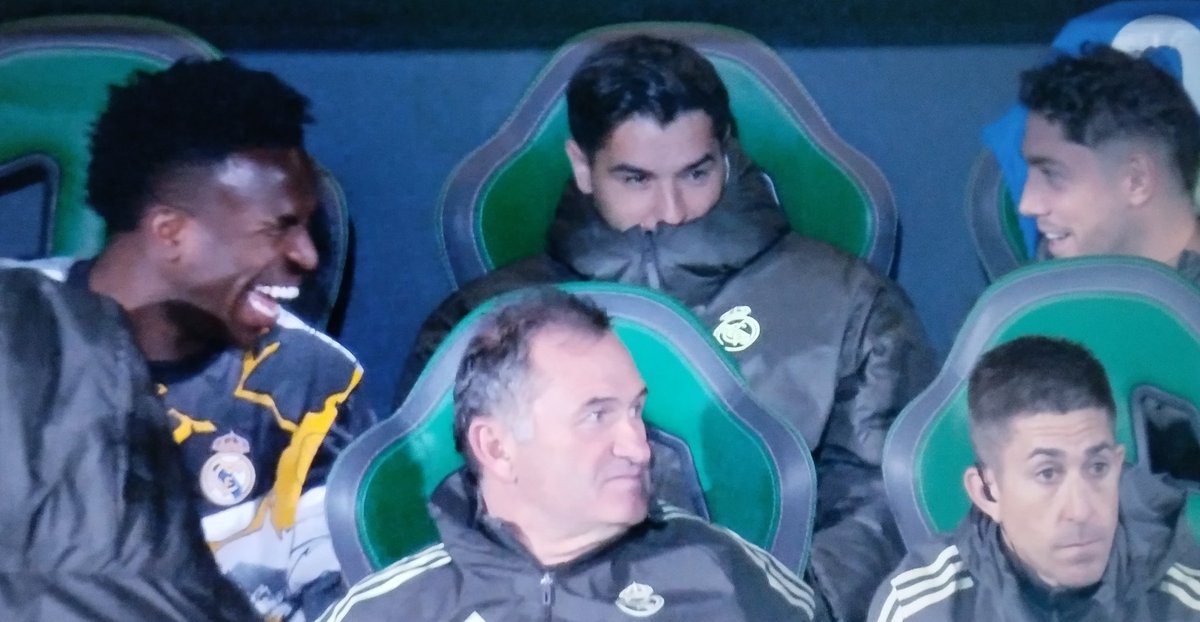 JokerLaporta's tweet image. 😡 Medios de Tebas esta noche: &quot;Enfado monumental de Vinicius con Xabi Alonso por ser suplente. El vestuario ya no lo soporta y lo mejor es que Florentino Pérez lo venda&quot;

Realidad: Vinicius descojonado con Valverde y Brahim en el 18&apos;

#ElcheCFRRealMadrid